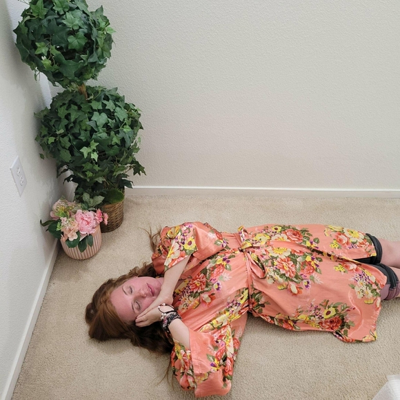 Beautiful Floral Silky Robe 🌼🌸🌻🌹 - Picture 3 of 7